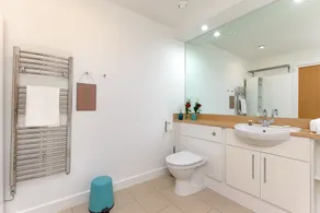 Bright comfy 2 bed apartment in trendy Dalston - Image 2