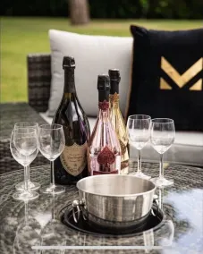 Mono Luxe Villa in Newcastle Upon Tyne - Image 3
