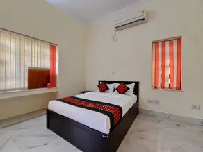 Comfort N Cozy by OYO Rooms - Image 2