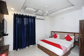 Capital O Hotel Rosewood Inn - Image 2