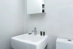 Stylish 2BR Apartment Near Hackney - Image 5