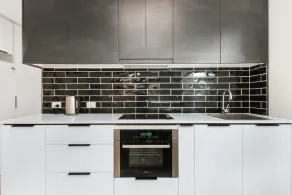 Bright 2 Bedroom Apartment in Burleigh Beach - Image 4