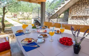 Beautiful Home in Vid With Wifi, 2 Bedrooms and Outdoor Swimming Pool - Image 3