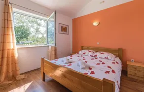 Amazing Home in Peruski With Wifi and 5 Bedrooms - Image 2