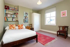 East London Elegance - Image 2