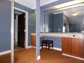 Richmond Suites Hotel - Image 2
