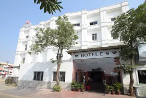 OYO 24936 Hotel C-9 - Image 3