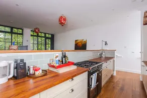 Cosy 2 Bedroom Apartment With Great Outdoor Balcony - Image 2