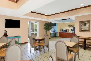 Microtel Inn & Suites by Wyndham Starkville - Image 5