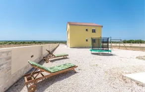 Nice Home in Ninski Stanovi With 4 Bedrooms and Wifi - Image 2