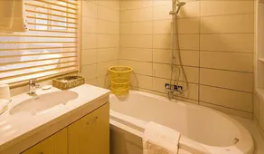 Erhai Bay Holiday Hotel - Image 4