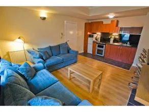 Central Open Plan Flat Sleeps 4 - Image 3