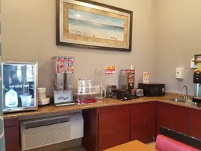 Econo Lodge - Image 3