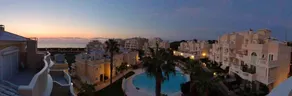 Spacieux appartement entièrement équipé avec piscine, internet haut débit et terrasse | Vue mer | À côté de la plage - Image 4
