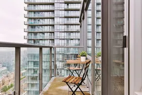 Bright Sub-penthouse on Bay St, Downtown Toronto - Image 4