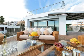 Sea Front Luxurious Villa - Image 4