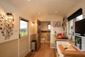 Hillside View Shepherds Hut - Image 4