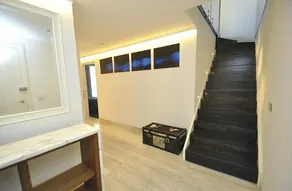 SH147 Sleek Split Level 2BR Surry Hills - Image 2