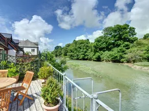 Plush Holiday Home Overlooking Petherick Creek in Cornwall - Image 3