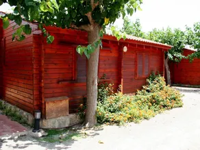 Charmant bungalow adapté aux familles avec terrasse et piscine | À côté de la plage - Image 2