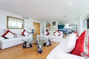 St Katharine's Dock Penthouse - Image 2