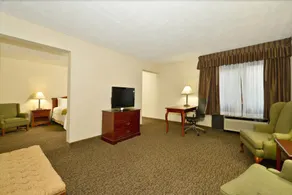 Ramada by Wyndham Waukegan/Great Lakes - Image 4