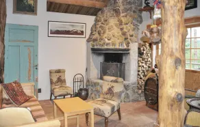 2 Bedroom Accommodation in Mora - Image 3