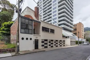 Mid-century 1 Bedroom Apartment on Albert Park With Parking - Image 5