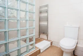 Bright &Spacious Family Home near London Bridge - Image 3