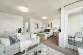 Bright and Sunny Studio Apartment - Image 5