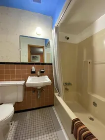 Budget Inn - Image 3