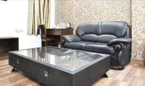 The Cameron by OYO Rooms - Image 5