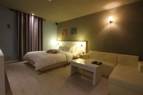 Me2 Hotel - Image 4
