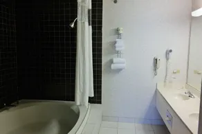 Ramada by Wyndham Waukegan/Great Lakes - Image 5