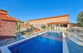 Beautiful Home in Ugljane With Outdoor Swimming Pool, Wifi and 5 Bedrooms - Image 4
