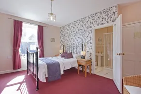 Tivoli Place Guesthouse - Image 2