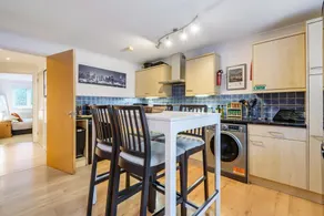 Stylish 2 Bedroom Apartment Central Exeter Parking on Site - Image 5