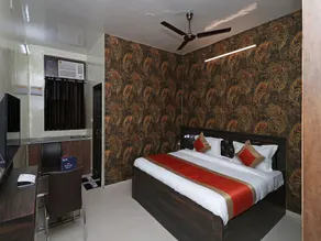 Hotel Star Court by OYO Rooms - Image 2