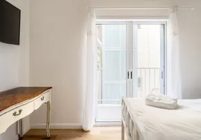 Bright & Sunny Apt in Trendy Location - Image 4