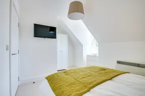 19 Cathedral Walk - Image 3