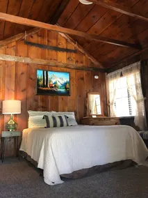 Oak Knoll Lodge and Cabins - Image 4
