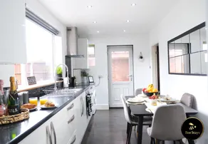 Northway House - Close to M62 and M6 - Image 2