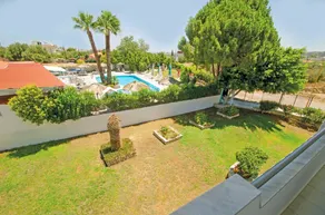 Chaplins Studios & Splash Pool Bar - Image 4
