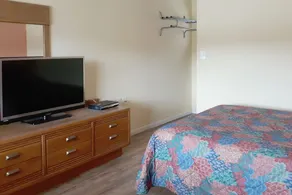 Budget Inn - Image 4
