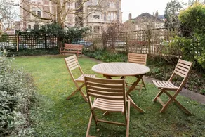 Grand Victorian Apartment in Sought-after Clifton - Image 5