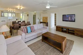 Beach Front Lagoon Lodge Apartments - Image 2