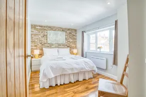 Exclusive 2 Bedroom Apartment Centrally Located in Lincoln Free Wifi Toiletries and Hairdryer - Image 2