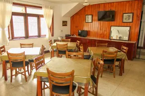 Hotel 12 - Image 4
