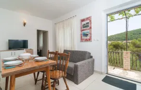 Awesome Home in Pucisca with Hot Tub, WiFi & 5 Bedrooms - Image 5