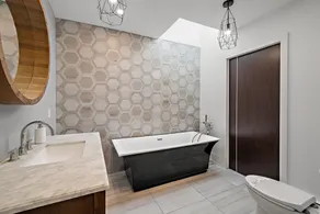 2055 Bishop - Image 4